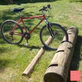 Aparcabicicletes de fusta rústic per camins naturals